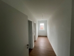 Moderner Flur mit Holzboden