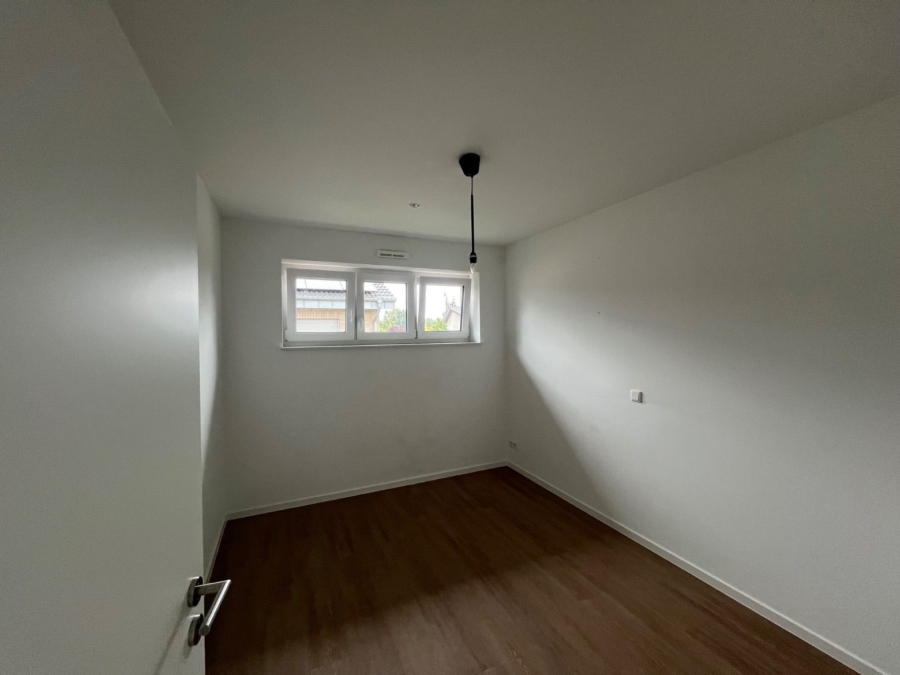 Leeres Zimmer mit Fenster