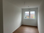 Helles Zimmer mit Fenster