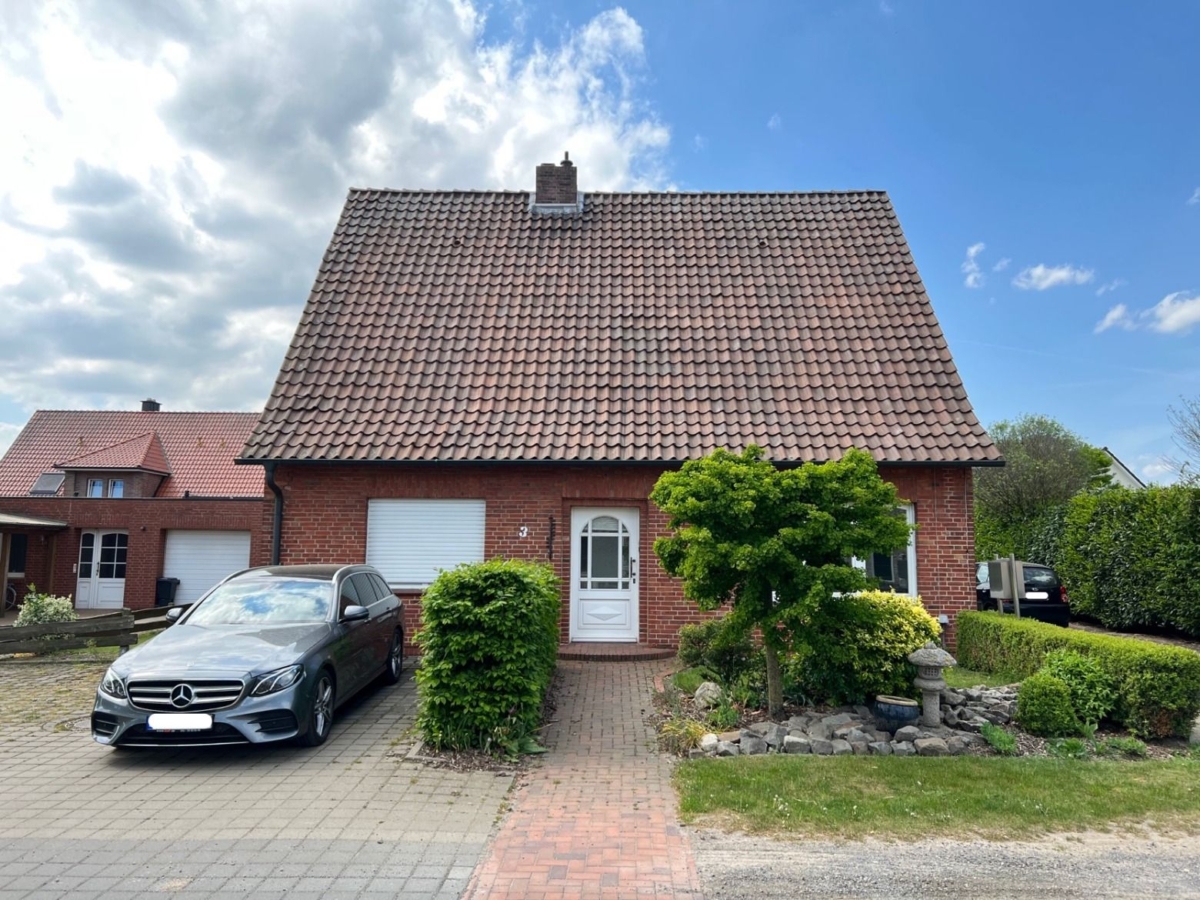 Rotes Ziegelhaus mit Auto