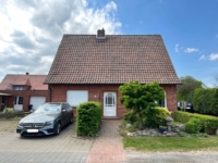 Rotes Ziegelhaus mit Auto