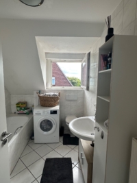 Helles Badezimmer mit Fenster