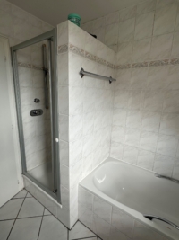 Badezimmer mit Dusche und Wanne