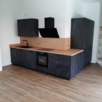 Moderne Küche mit Holzelementen