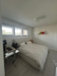 Helles Schlafzimmer mit Bett