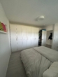 Helles Schlafzimmer mit Schrank