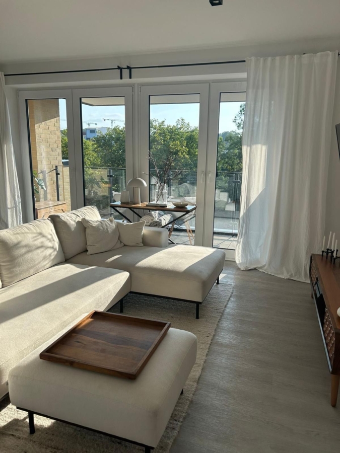 Helles Wohnzimmer mit Balkon