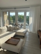Helles Wohnzimmer mit Balkon