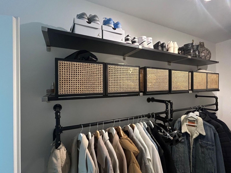 Kleiderschrank mit Regalen