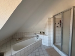 Badezimmer mit Dachschräge - Attraktive 2-Zimmer-Wohnung mit Balkon in ruhiger Lage von Ankum