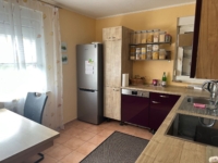 Moderne Küche mit Vorräten