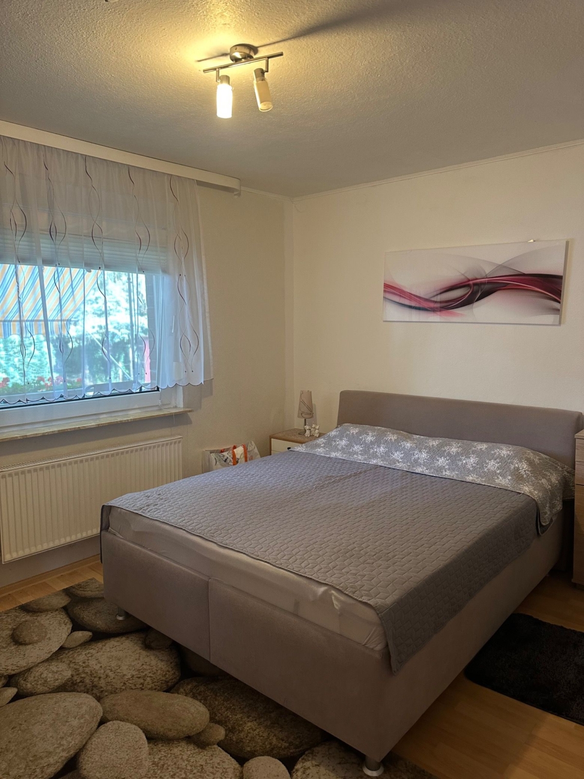 Helles Schlafzimmer mit Bett
