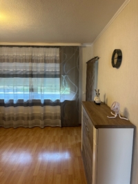 Helles Wohnzimmer mit Fenster