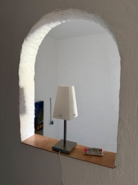 Gemütlicher Bogen mit Lampe
