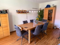 Esszimmer mit Holzmöbeln