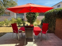 Sonnige Terrasse mit Schirm