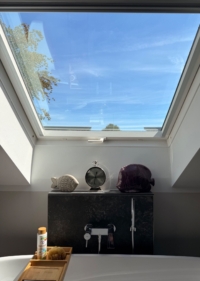 Badezimmer mit Dachfenster
