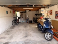 Geräumige Garage mit Rollern