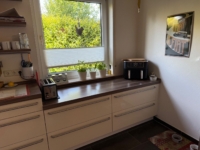 Moderne Küche mit Gartenblick