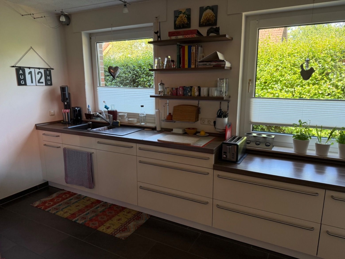 Moderne Küche mit Ausblick