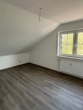 Helles Dachgeschosszimmer - Frisch sanierte 3-Zimmer Wohnung im Ortskern von Neuenkirchen/Br. zu vermieten!