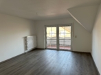 Helles Wohnzimmer mit Balkon - Frisch sanierte 3-Zimmer Wohnung im Ortskern von Neuenkirchen/Br. zu vermieten!