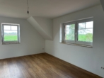 Helles Wohnzimmer mit Ausblick - Helle 3-Zimmer-Wohnung mit Balkon in Neuenkirchen