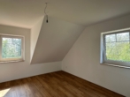 Helles Zimmer mit zwei Fenstern - Helle 3-Zimmer-Wohnung mit Balkon in Neuenkirchen