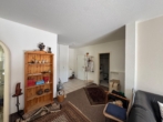 Wohnzimmer mit Holzmöbeln