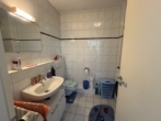 Helles Badezimmer mit Dusche