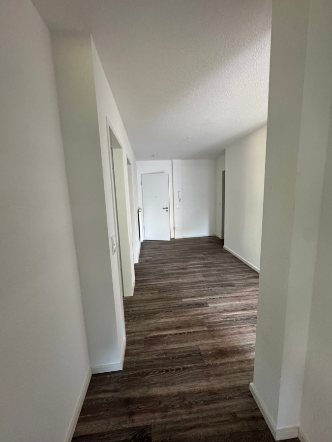 Moderner Flur mit Holzboden