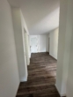 Moderner Flur mit Holzboden