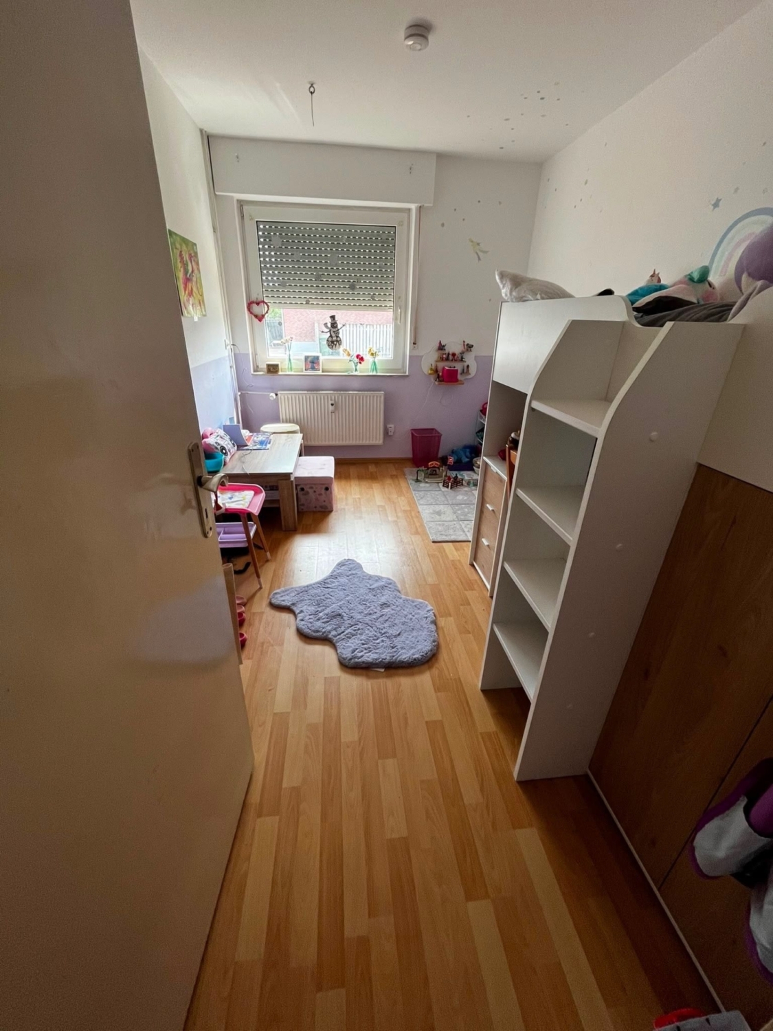 Kinderzimmer mit Spielzeug