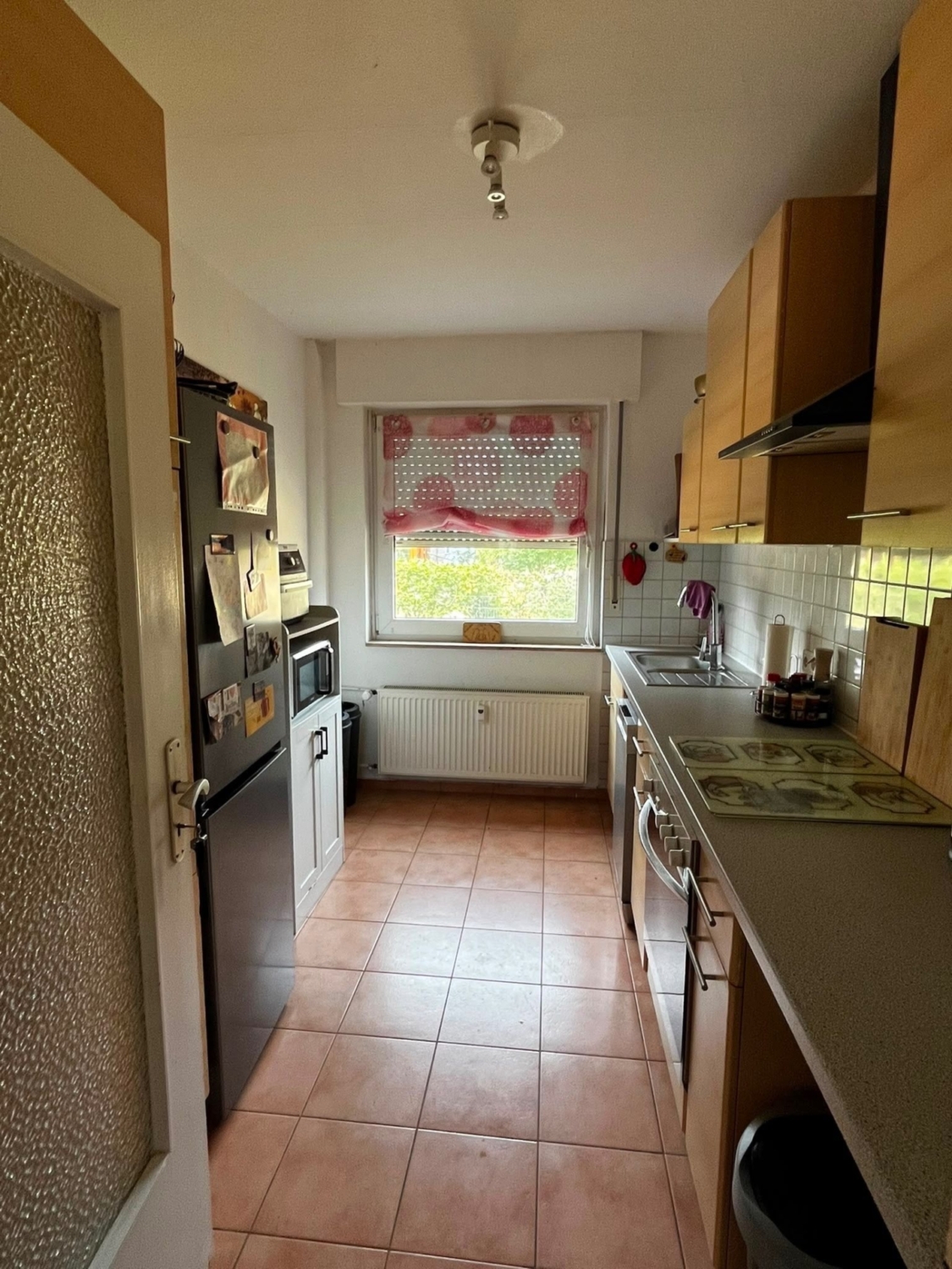 Moderne Küche mit Fenster