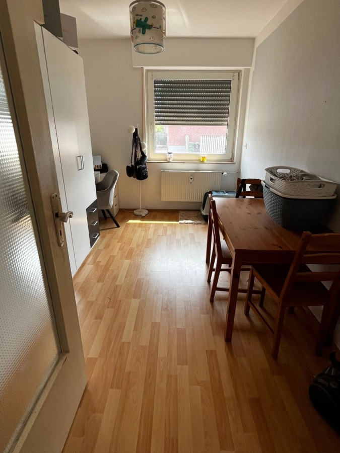 Helles Wohnzimmer mit Tisch