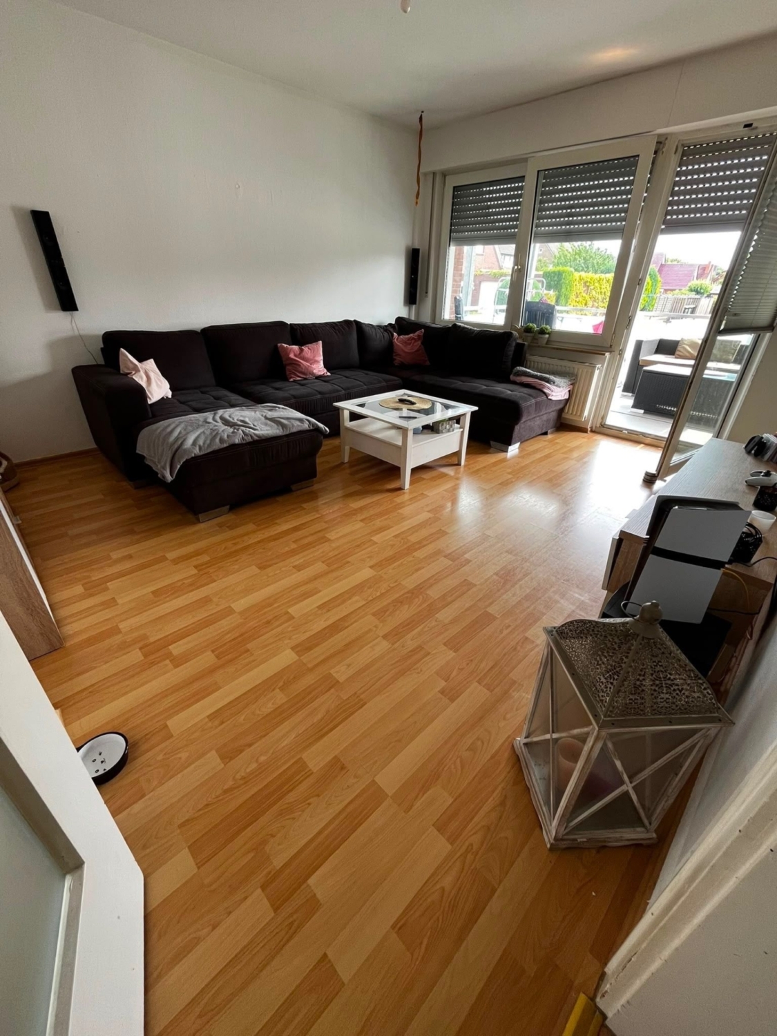 Helles Wohnzimmer mit Balkon
