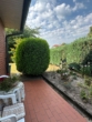 Sonnige Terrasse mit Garten