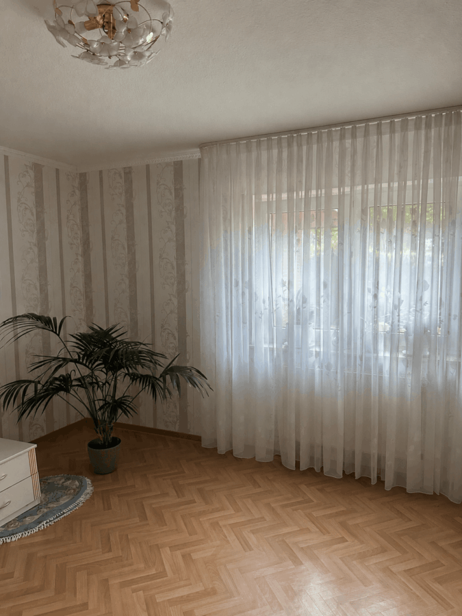 Helles Wohnzimmer mit Pflanze