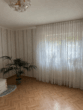 Helles Wohnzimmer mit Pflanze