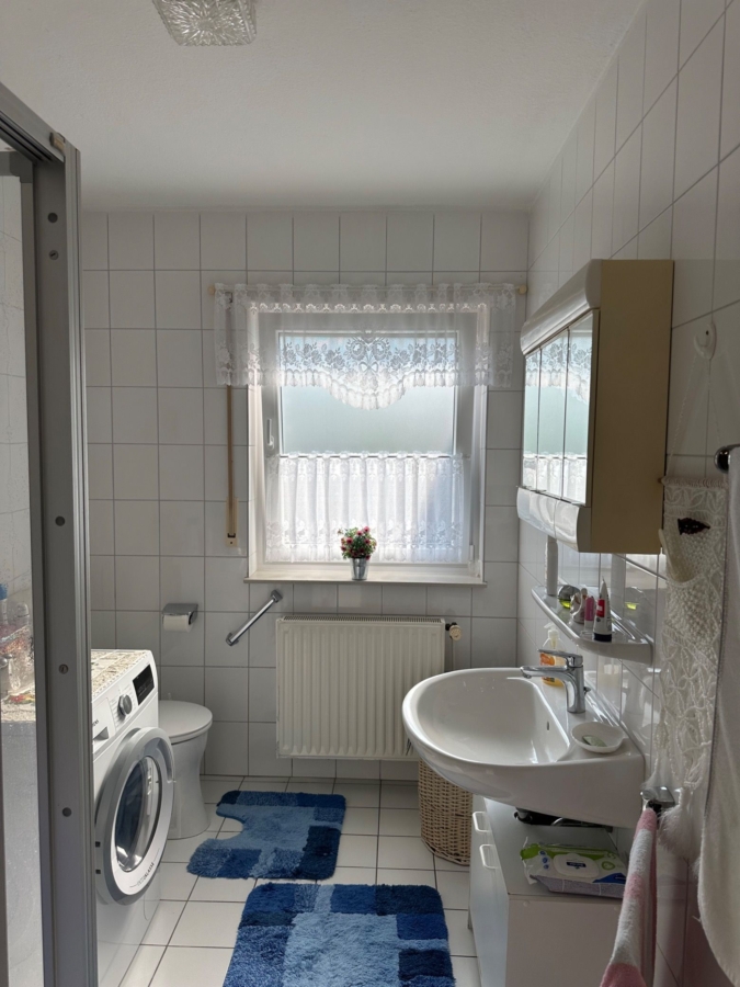 Helles Badezimmer mit Fenster
