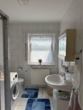 Helles Badezimmer mit Fenster