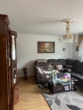 Helles Wohnzimmer mit Sofa
