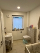 Helles Badezimmer mit Fenster - Moderne Erdgeschosswohnung in Osnabrück – Ihr neues Zuhause!