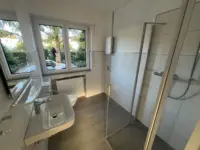 Helles Badezimmer mit Dusche