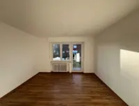 Helles Wohnzimmer mit Balkon