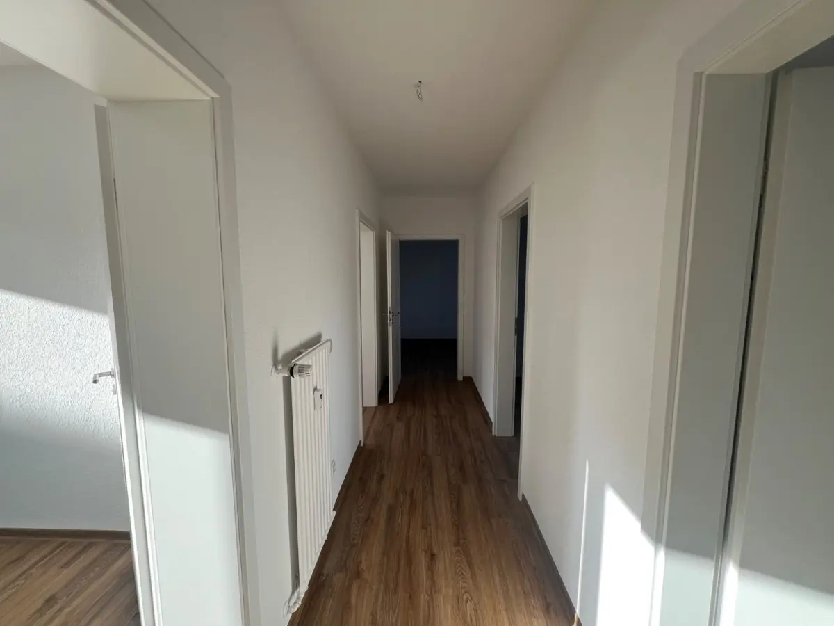 Heller Flur mit Holzboden