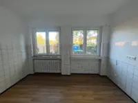 Helle Küche mit Fliesen