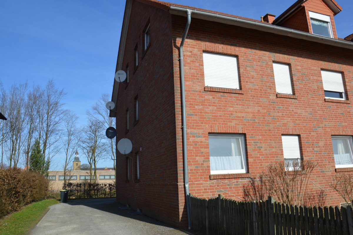 Backsteinwohnhaus mit Schüsseln