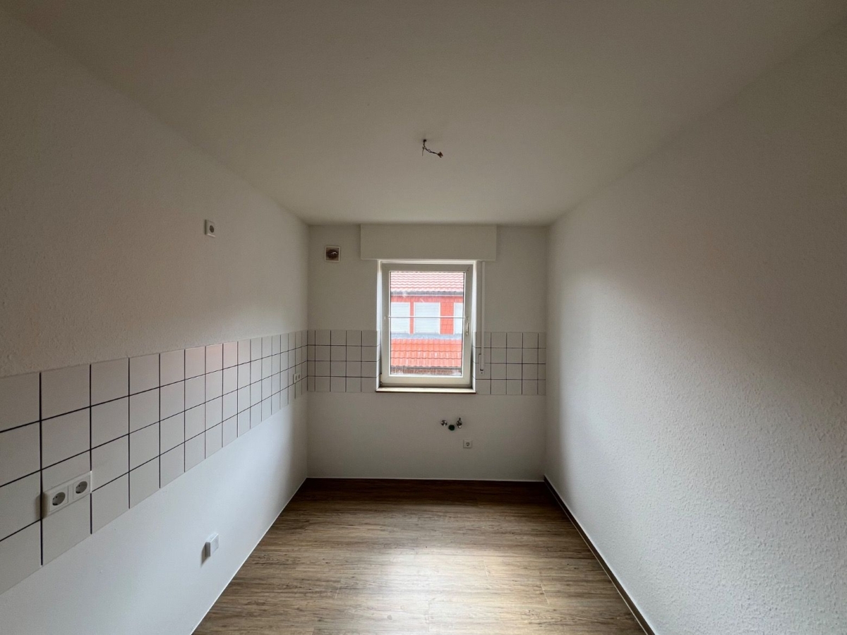 Leere Küche mit Fenster