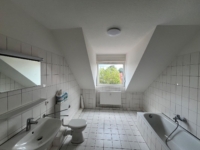 Helles Badezimmer mit Dachfenster